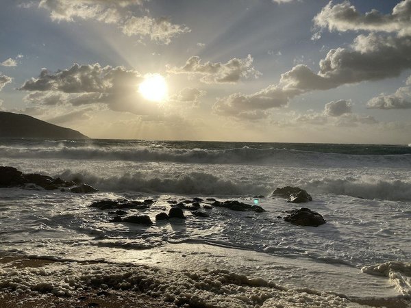 les dernières tendances en matière de décoration méditerranéenne pour un esprit vacances à la maison